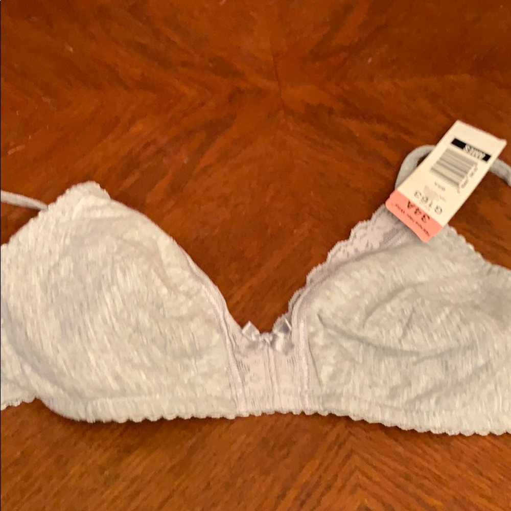 Hanes her way bra size 34a new with tag.
